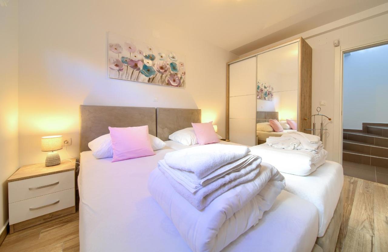 Villa Solis Lacus Modern Apartment - Private Heated Pool - Smart Tv Sky X - Free Parking Njivice Exterior foto