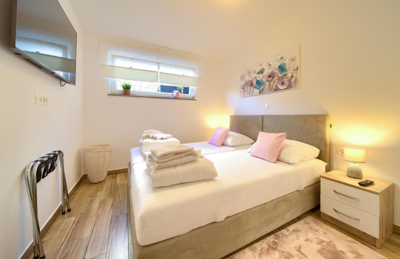 Villa Solis Lacus Modern Apartment - Private Heated Pool - Smart Tv Sky X - Free Parking Njivice Exterior foto