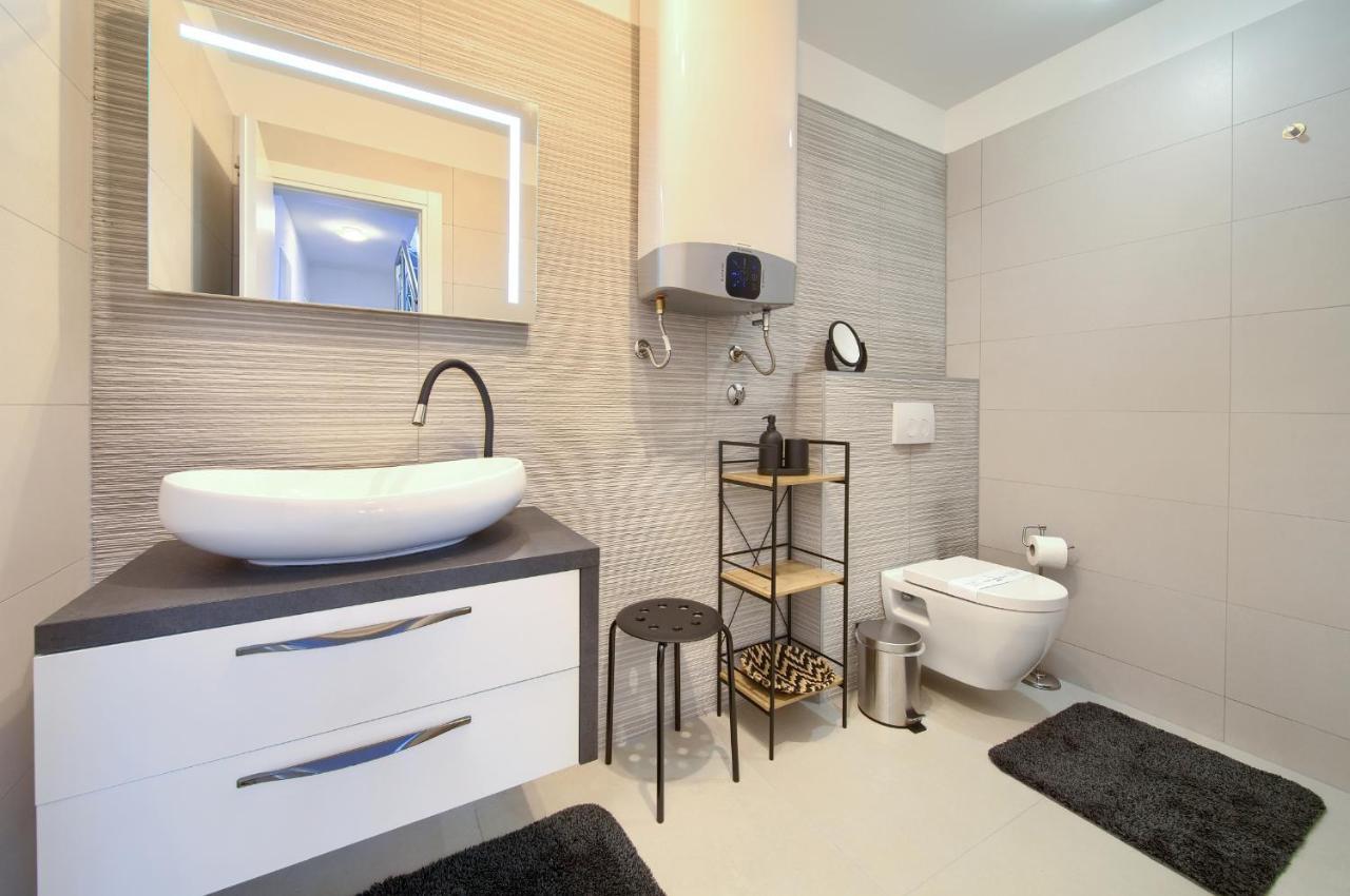 Villa Solis Lacus Modern Apartment - Private Heated Pool - Smart Tv Sky X - Free Parking Njivice Exterior foto