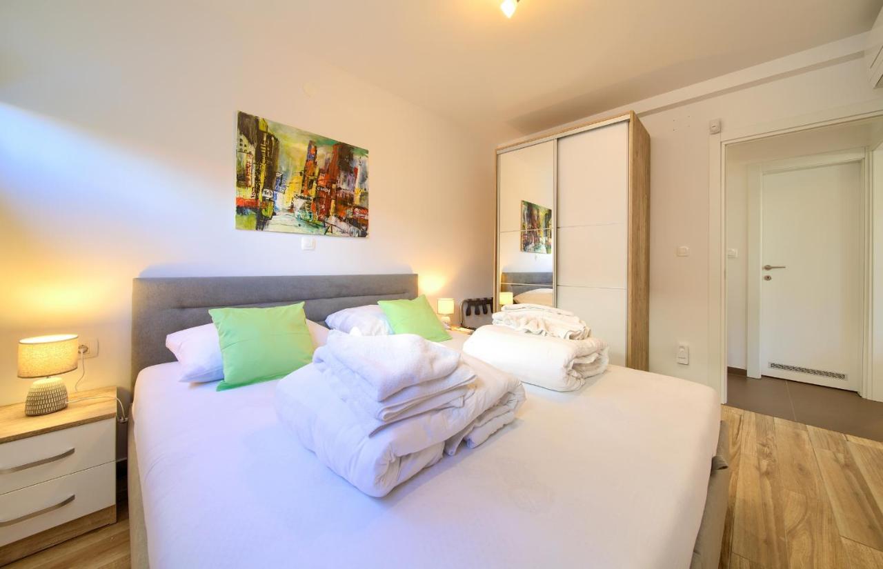 Villa Solis Lacus Modern Apartment - Private Heated Pool - Smart Tv Sky X - Free Parking Njivice Exterior foto